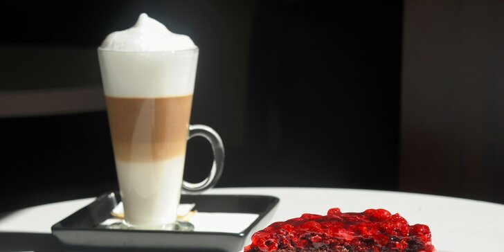 Káva a koláčik v cukrárni Cafe Barcelona