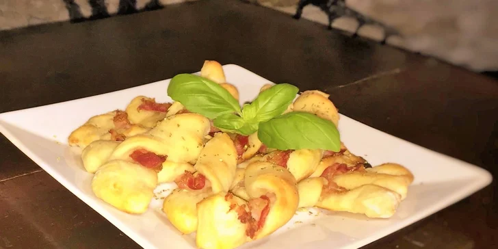 3 veľké pivá (Krušovice 12° alebo Kelt 10°) aj s výbornými PIZZA štangľami