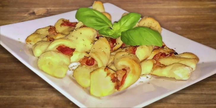 3 veľké pivá (Krušovice 12° alebo Kelt 10°) aj s výbornými PIZZA štangľami