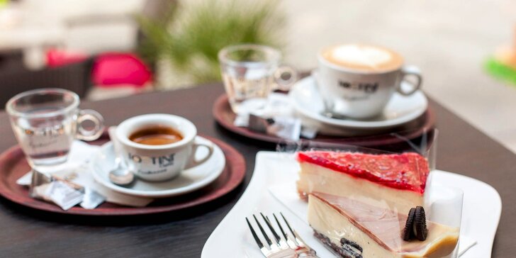 Výborný cheesecake a káva v Le Papillon Restaurant