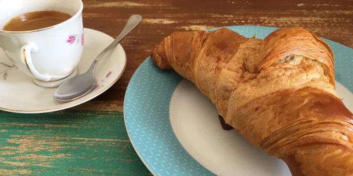 Maslový croissant s kávou