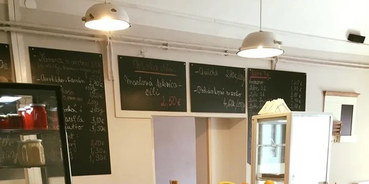 Maslový croissant s kávou