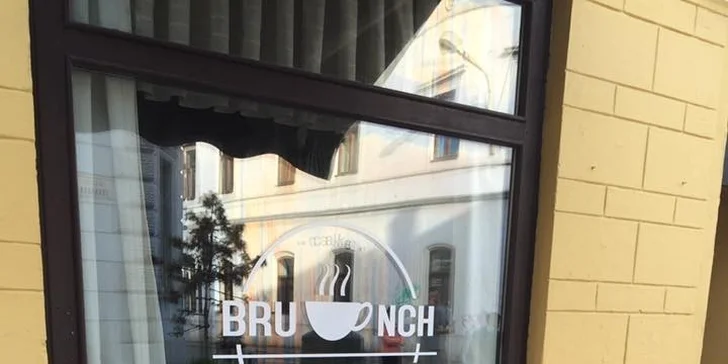 Maslový croissant s kávou
