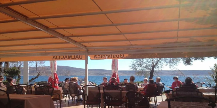 Pobyt v príjemnej vile Dalmatínka priamo pri mori s polpenziou - Paklenica Chorvátsko