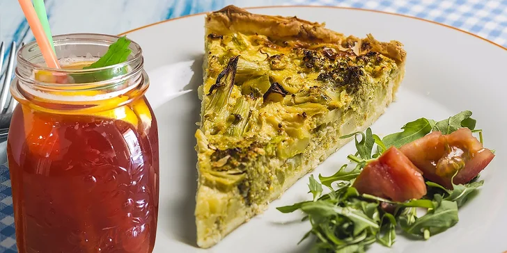 Domáci slaný koláč Quiche so šalátom a sviežou ovocnou limonádou