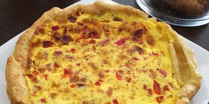 Domáci slaný koláč Quiche so šalátom a sviežou ovocnou limonádou