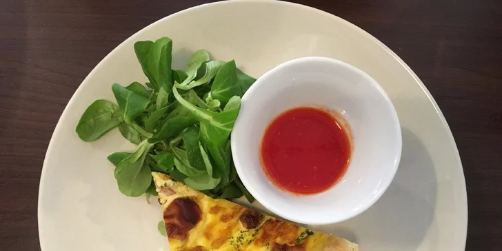 Domáci slaný koláč Quiche so šalátom a sviežou ovocnou limonádou