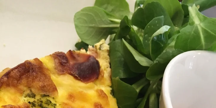 Domáci slaný koláč Quiche so šalátom a sviežou ovocnou limonádou