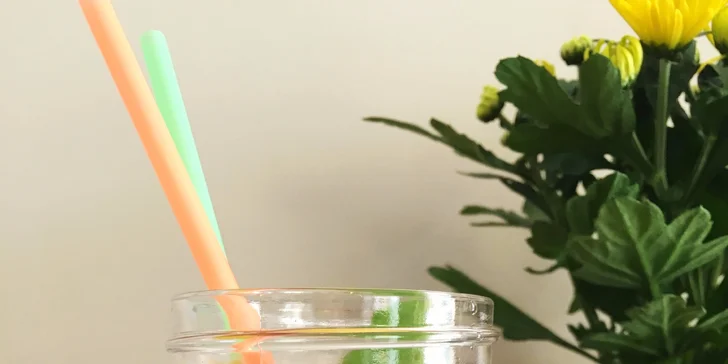 Domáci slaný koláč Quiche so šalátom a sviežou ovocnou limonádou