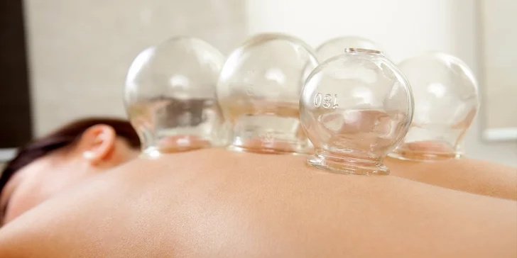 Masáž chrbta sklenenými bankami alebo luxusná aromamasáž