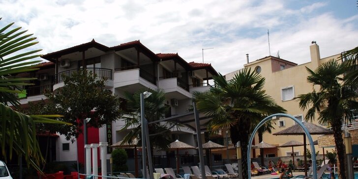 Letná dovolenka v Grécku s polpenziou v Hoteli Niko Paradise. Iba 100m od pláže!