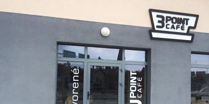 Ľadové frappé a veľký croissant s ovocným džemom!