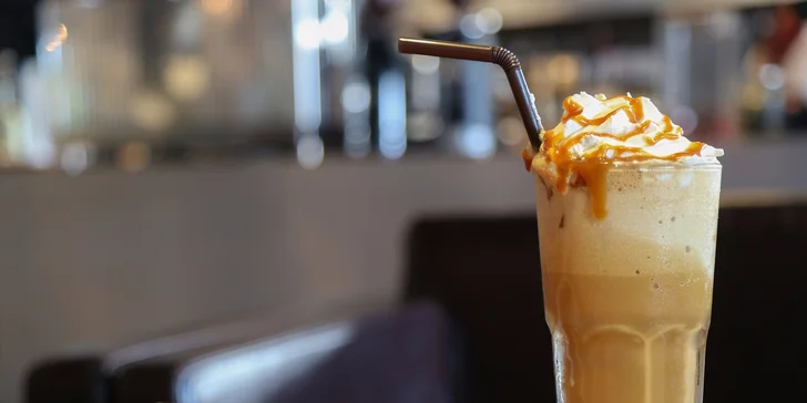 Ľadové frappé a veľký croissant s ovocným džemom!