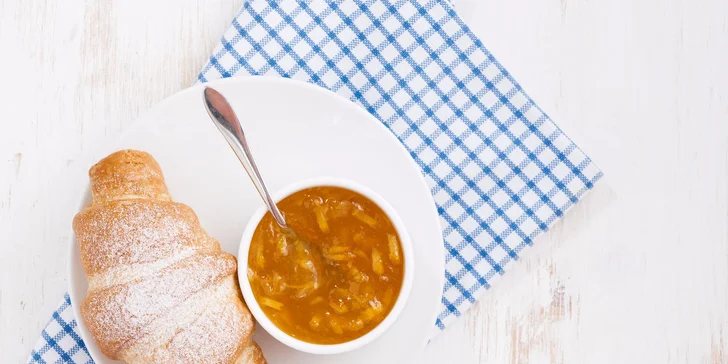Ľadové frappé a veľký croissant s ovocným džemom!