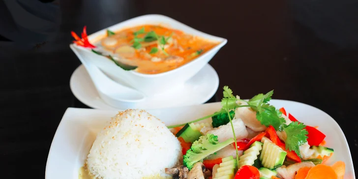 Pravá thajská polievka Tom yum a Green kari pre 1 alebo 2 osoby