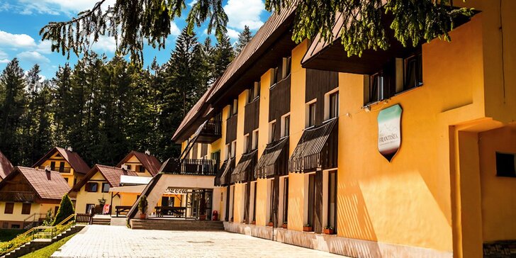 Letný tábor pre teenegerov na 8 alebo 12 dní v Hoteli František s krytým bazénom, športoviskami, paintballom a výletmi do Aquaparku a zábavného parku