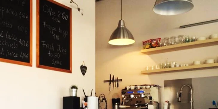 Ľadové frappé a veľký croissant s ovocným džemom!