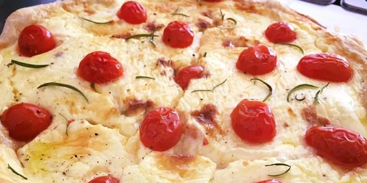 Domáci slaný koláč Quiche so šalátom a sviežou ovocnou limonádou