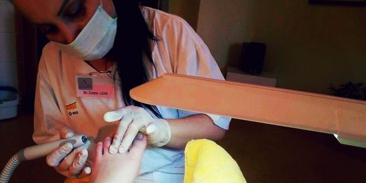 Pedikúra s gelovými nechtami, zábal na ruky, oxygenoterapia a masáž tváre so sérami a LED maskou