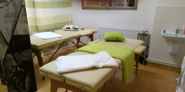Masáž s prírodnými silicami a prístrojovou akupresúrnou masážou chodidiel