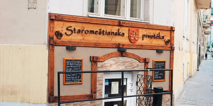 XXL Burger s hranolčekmi a barbecue omáčkou v Staromeštianskej pivotéke, ktorá sa pýši titulom Pivotéka roka 2015!