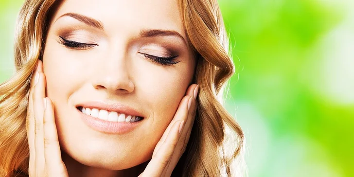 Relaxačná masáž tváre s tropickým olejom alebo peeling s aloe vera + úprava obočia