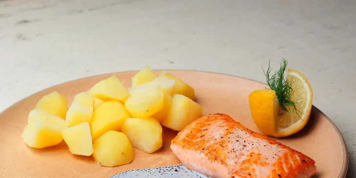 Steak z tuniaka na listovom šaláte alebo grilovaný losos s kaviárovou omáčkou