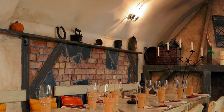 Steak z tuniaka na listovom šaláte alebo grilovaný losos s kaviárovou omáčkou