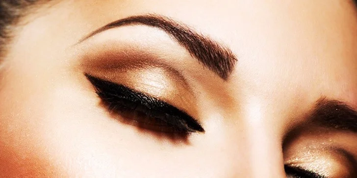 Permanentný make-up obočia čiarkovanou metódou alebo výplňou