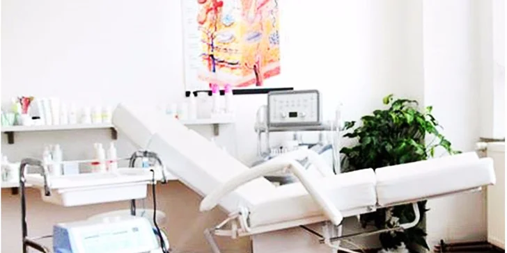 Permanentný make-up obočia čiarkovanou metódou alebo výplňou