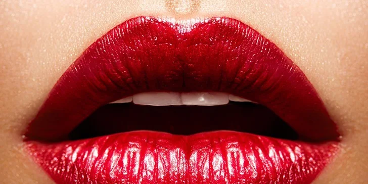 Permanentný make-up obočia čiarkovanou metódou alebo pier