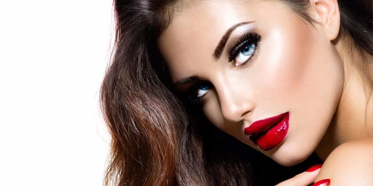 Permanentný make-up obočia čiarkovanou metódou alebo pier