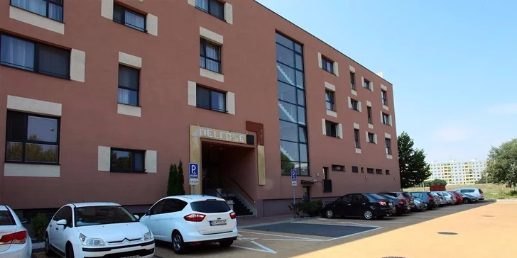 Permanentný make-up obočia čiarkovanou metódou alebo pier