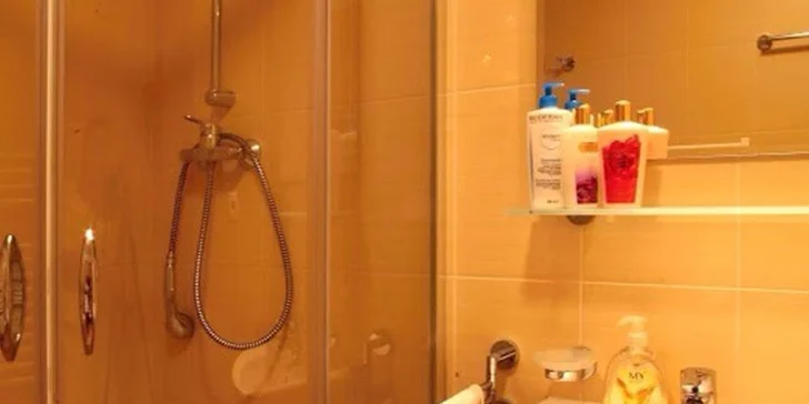 Permanentný make-up obočia čiarkovanou metódou alebo pier
