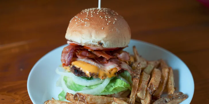 Najchutnejšie burgre v Starom Meste - na výber z osem druhov, aj 700 g mega burger! Plus domáce hranolčeky!