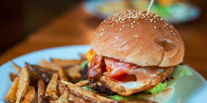 Najchutnejšie burgre v Starom Meste - na výber z osem druhov, aj 700 g mega burger! Plus domáce hranolčeky!