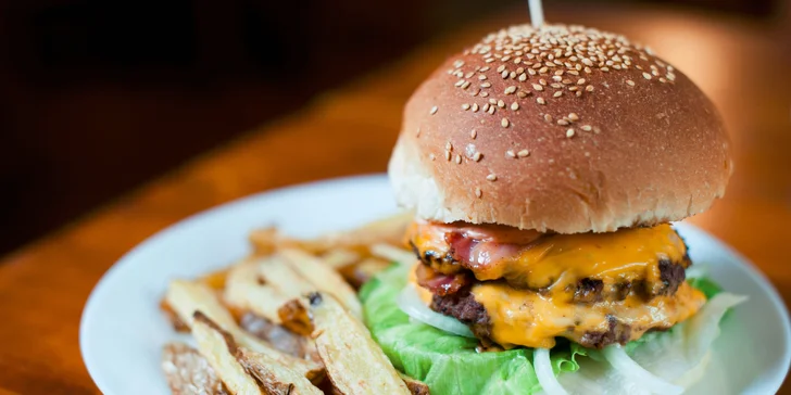 Najchutnejšie burgre v Starom Meste - na výber z osem druhov, aj 700 g mega burger! Plus domáce hranolčeky!