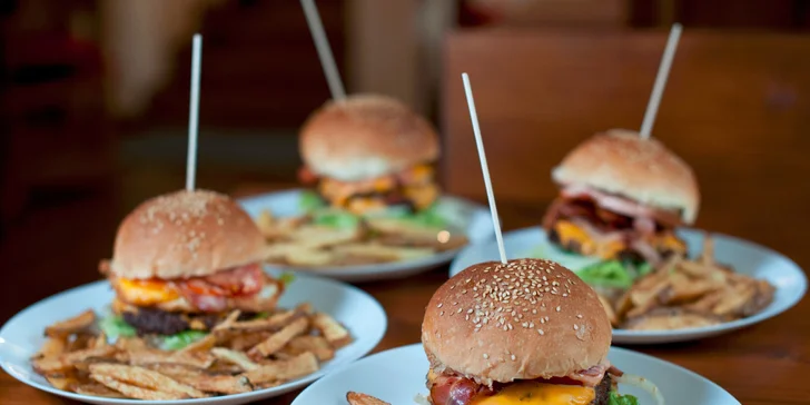Najchutnejšie burgre v Starom Meste - na výber z osem druhov, aj 700 g mega burger! Plus domáce hranolčeky!