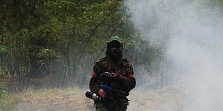Tri hodiny paintballu - masové vyhladenie stresu