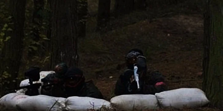 Tri hodiny paintballu - masové vyhladenie stresu
