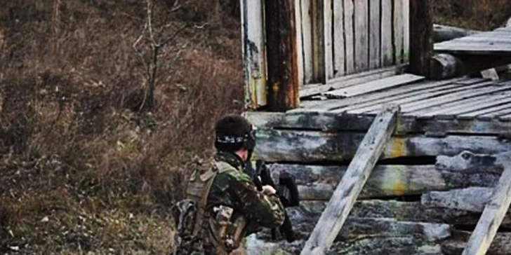 Tri hodiny paintballu - masové vyhladenie stresu