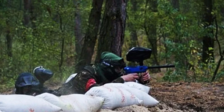 Tri hodiny paintballu - masové vyhladenie stresu
