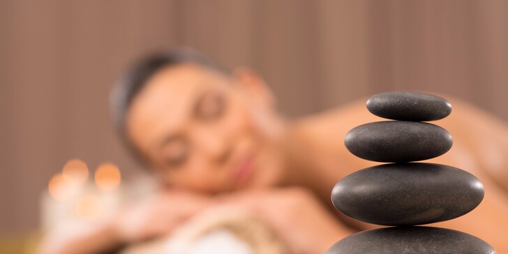 Čínska akupresúrna masáž Tui-na alebo masáž lávovými kameňmi s bankovaním