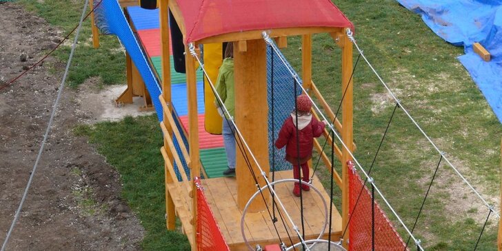 Atrakcie v outdoorovom lanovom centre pre deti aj dospleých