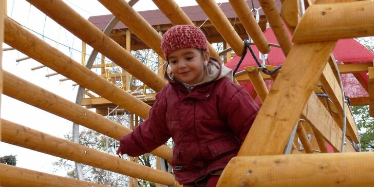 Atrakcie v outdoorovom lanovom centre pre deti aj dospleých