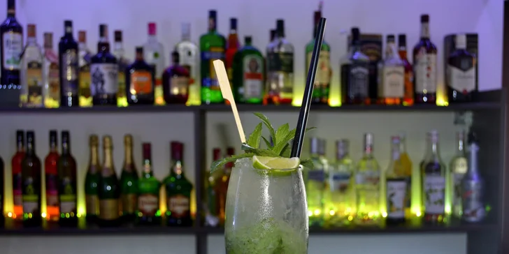 Osviežujúce miešané drinky v bare Peoples
