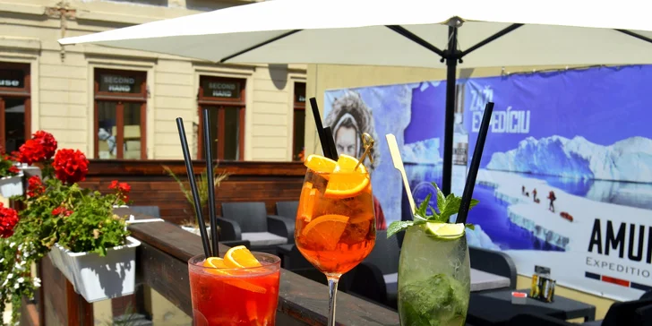 Osviežujúce miešané drinky v bare Peoples