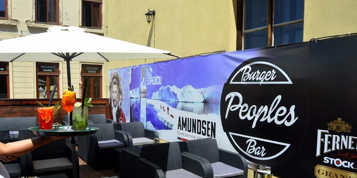 Osviežujúce miešané drinky v bare Peoples