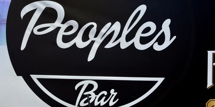Osviežte sa s ľadovou káva Frappé v Peoples