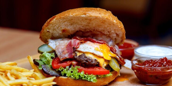 Domáci bravčový či hovädzí burger s hranolčekmi a unikátnym dressingom